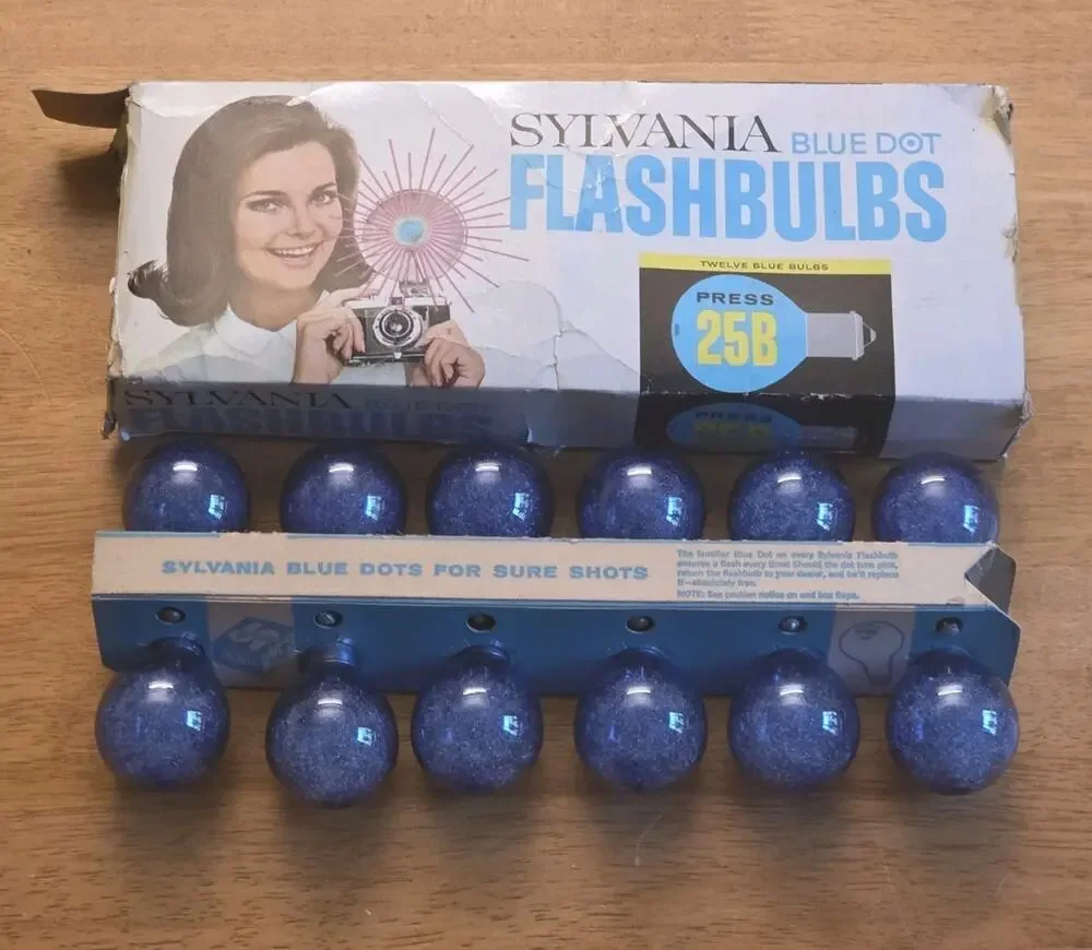 Vintage Sylvania Blue Dot 25B Press Flashbulbs Flash Bulbs 12 in Box NEW NOS